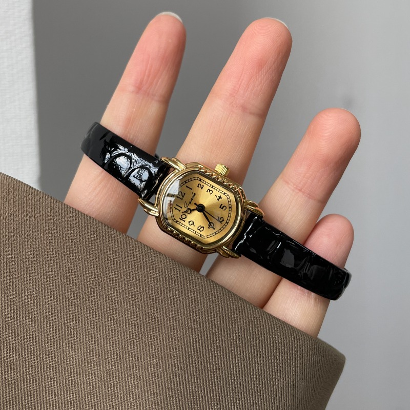 Luxury Watch Gold And Black - Zegarek damski kwarcowy w stylu vintage,
