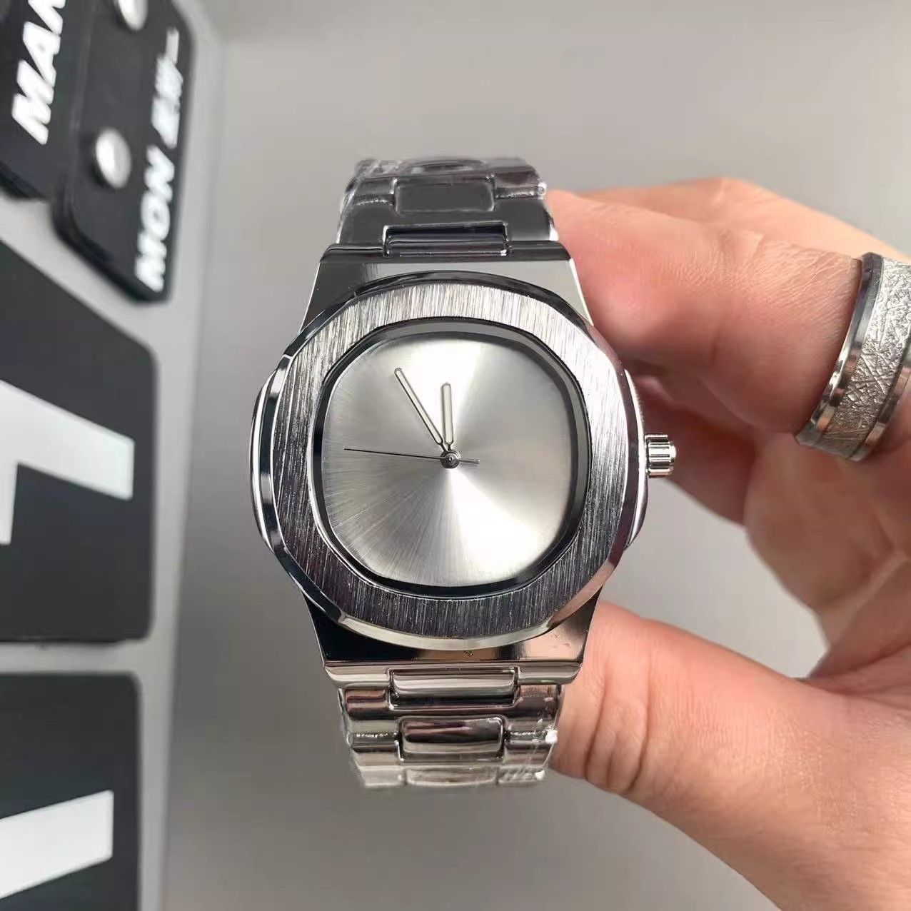 Męski zegarek kwarcowy z własn – Luxury Watch Logos recenzja i cena