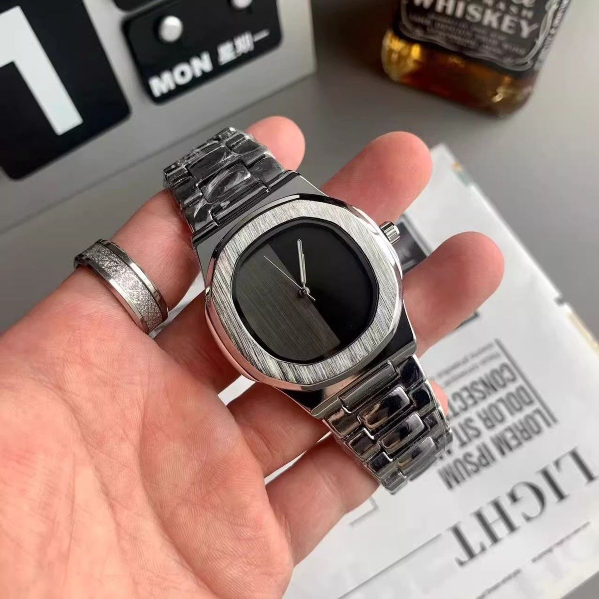 Męski zegarek kwarcowy z własn – Luxury Watch Logos recenzja i cena